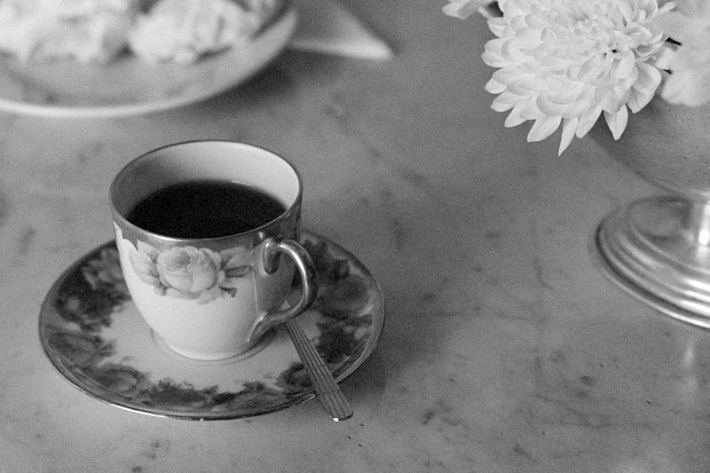 Schwarzweißbild Eine alte Mocca Tasse mit Kaffee gefüllt